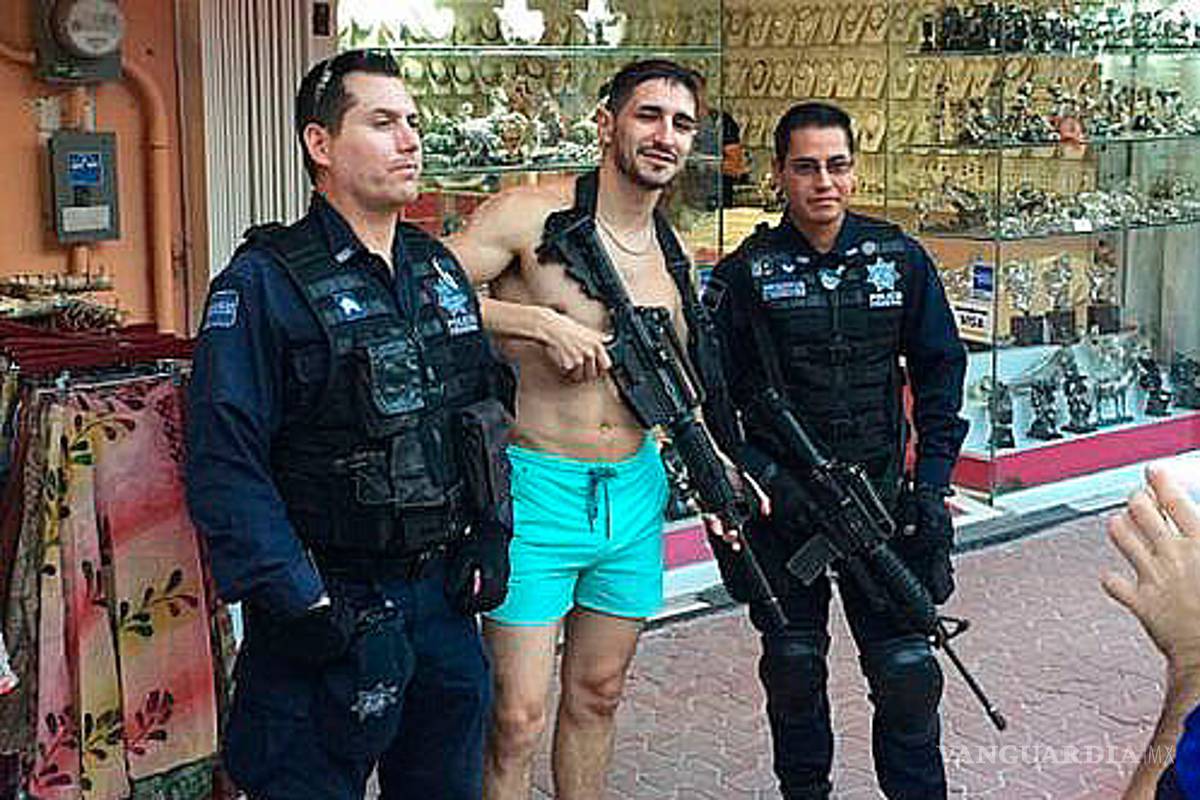 Un policía federal le prestó su rifle a un turista para posar en foto