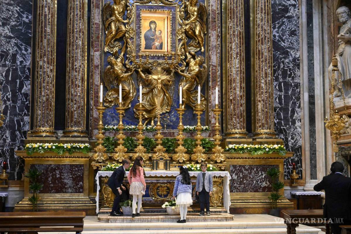 $!Cuatro niños presentando sus respetos durante el entierro del difunto papa Francisco en la basílica de Santa María la Mayor en Roma, Italia.