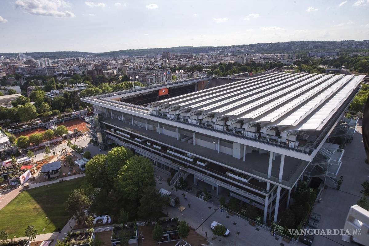 $!Una vista de la cancha principal de Philippe Chatrier desde el bar-restaurante suspendido en una góndola sobre el estadio de Roland Garros en París, Francia.
