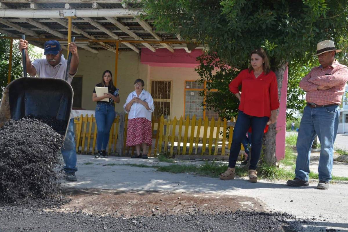 $!La alcaldesa de Sabinas estuvo supervisando los trabajos del programa permanente de bacheo.