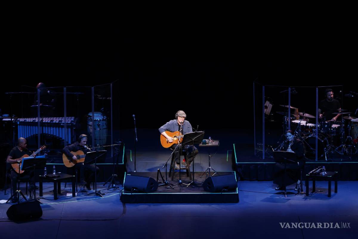 $!El cantautor cubano Silvio Rodríguez, durante su presentación en el Auditorio Nacional de la Ciudad de México.