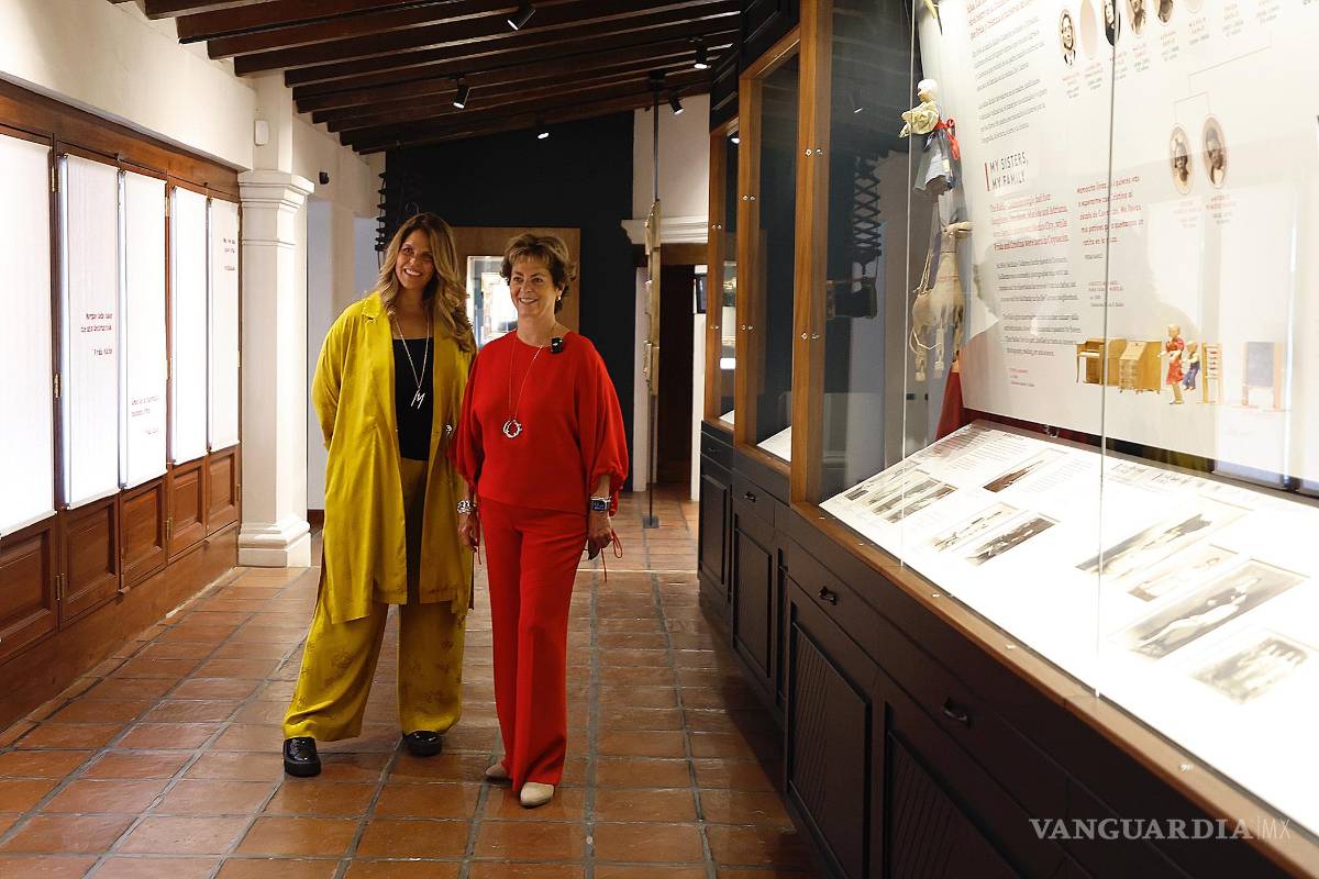 $!Mara de Anda (i), sobrina bisnieta de Frida Kahlo, y Mara Romeo (d), sobrina nieta de la artista, posan durante una entrevista con EFE en el 'Museo Casa Kahlo' este jueves, en Ciudad de México (México).