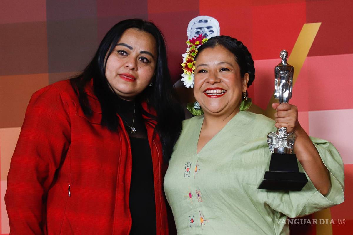 $!La actriz Mónica del Carmen (d) con su Ariel a mejor actriz por Una película de policías, durante la edición 64 de la entrega de los premios Ariel.