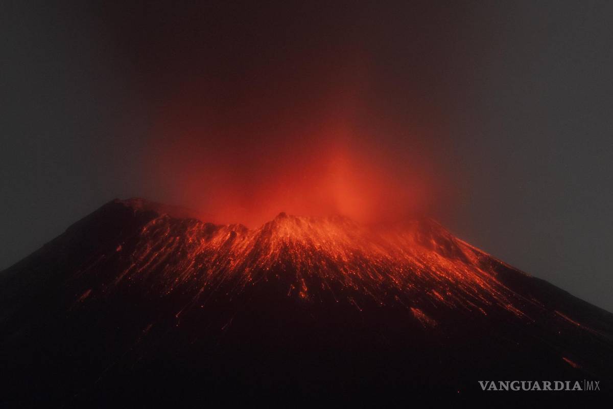 $!Fotografía del volcán Popocatépetl en actividad en el poblado San Pedro Benito Juárez, en Puebla (México).