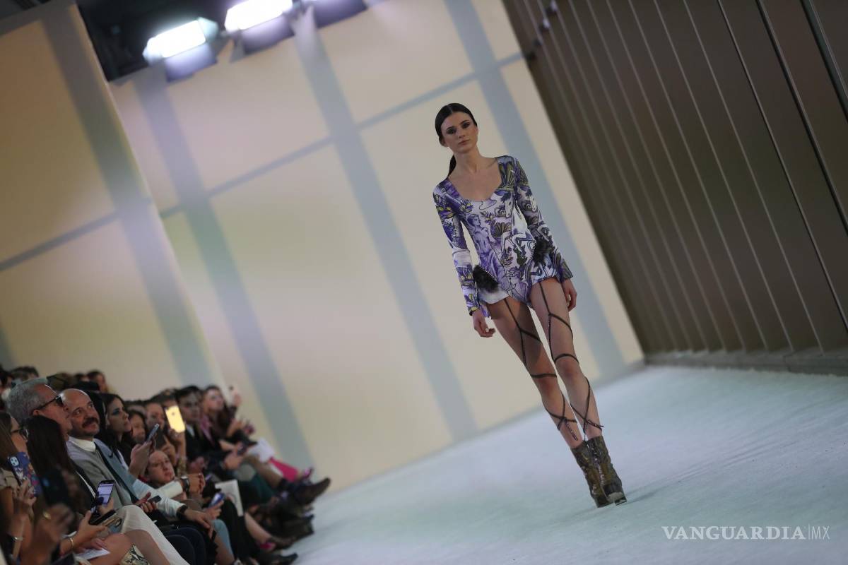 $!Una modelo luce creaciones de la diseñadora mexicana Alexia Ulibarri en el segundo día de actividades del Mercedes-Benz Fashion Week, en CDMX.