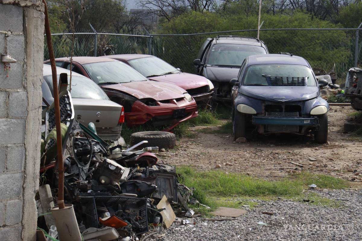 $!De los automóviles solo es reciclable el metal, mientras que el resto de partes, como asientos, alfombras o vidrios, son basura y no pueden ser reciclados.