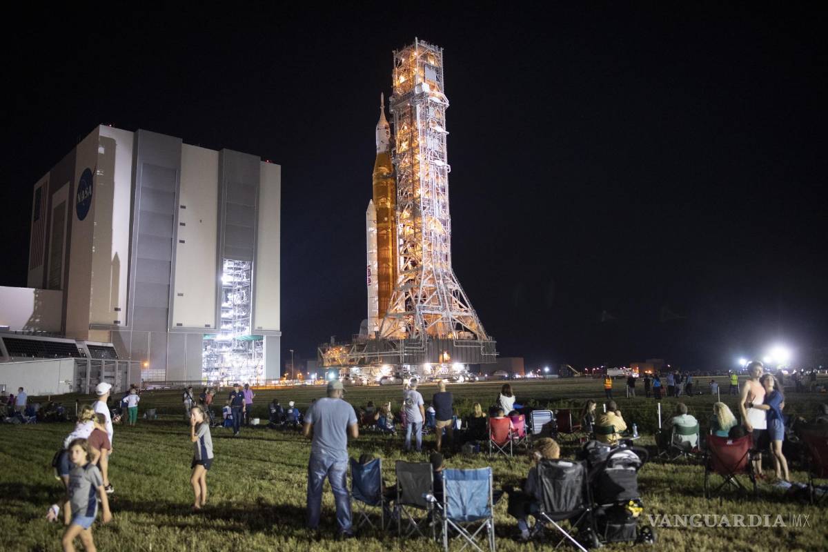 $!Invitados y empleados de la NASA observan el cohete del Sistema de Lanzamiento Espacial (SLS) de la NASA con la nave espacial Orion.