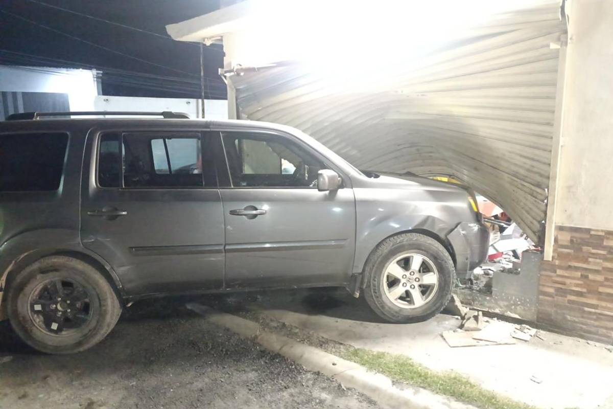 $!El adulto mayor, presunto responsable del percance, fue trasladado a las celdas para responder por los daños.