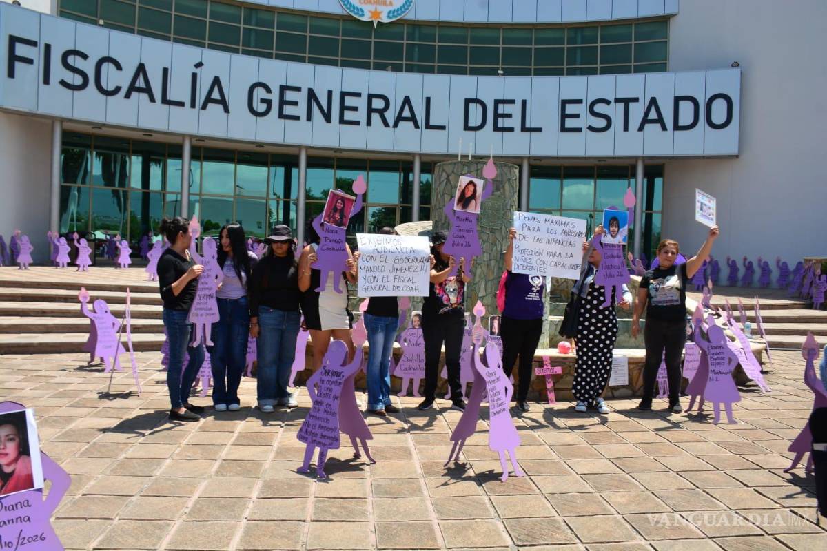 $!Con siluetas y mensajes, las manifestantes recordaron a las cinco mujeres y niñas asesinadas durante julio en Coahuila.