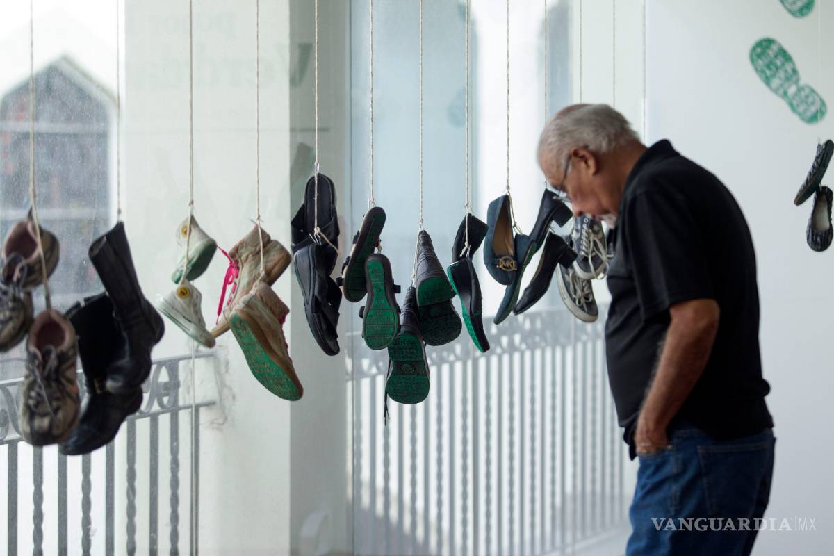 Familiares de desaparecidos en Nuevo León, plasman su dolor con exposición de zapatos