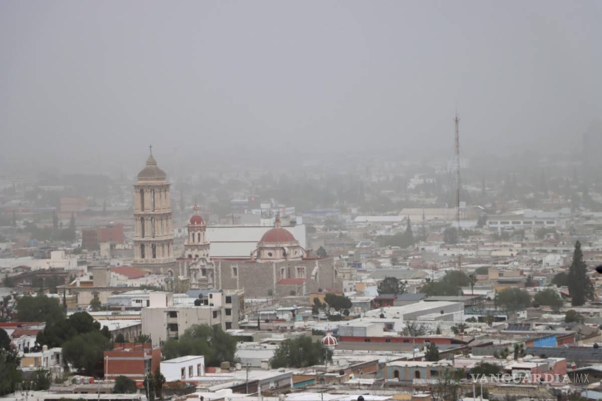 Fuerte acumulación de polvo en el aire mantiene a Saltillo en alerta este jueves