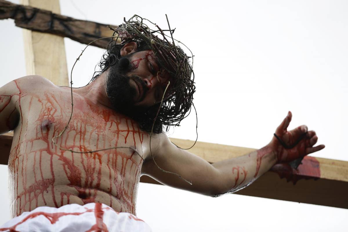 $!Gerardo González interpreta a Jesús en la Pasión de Cristo, que marca el Viernes Santo en conmemoración de la crucifixión, en Ciudad de Panamá (Panamá).