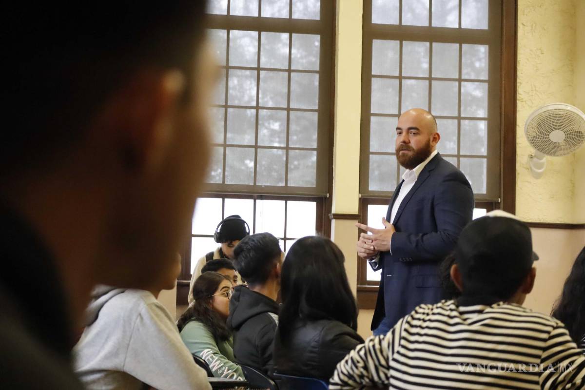 $!El director recorrió salón por salón para rendir su Primer Informe de Actividades.