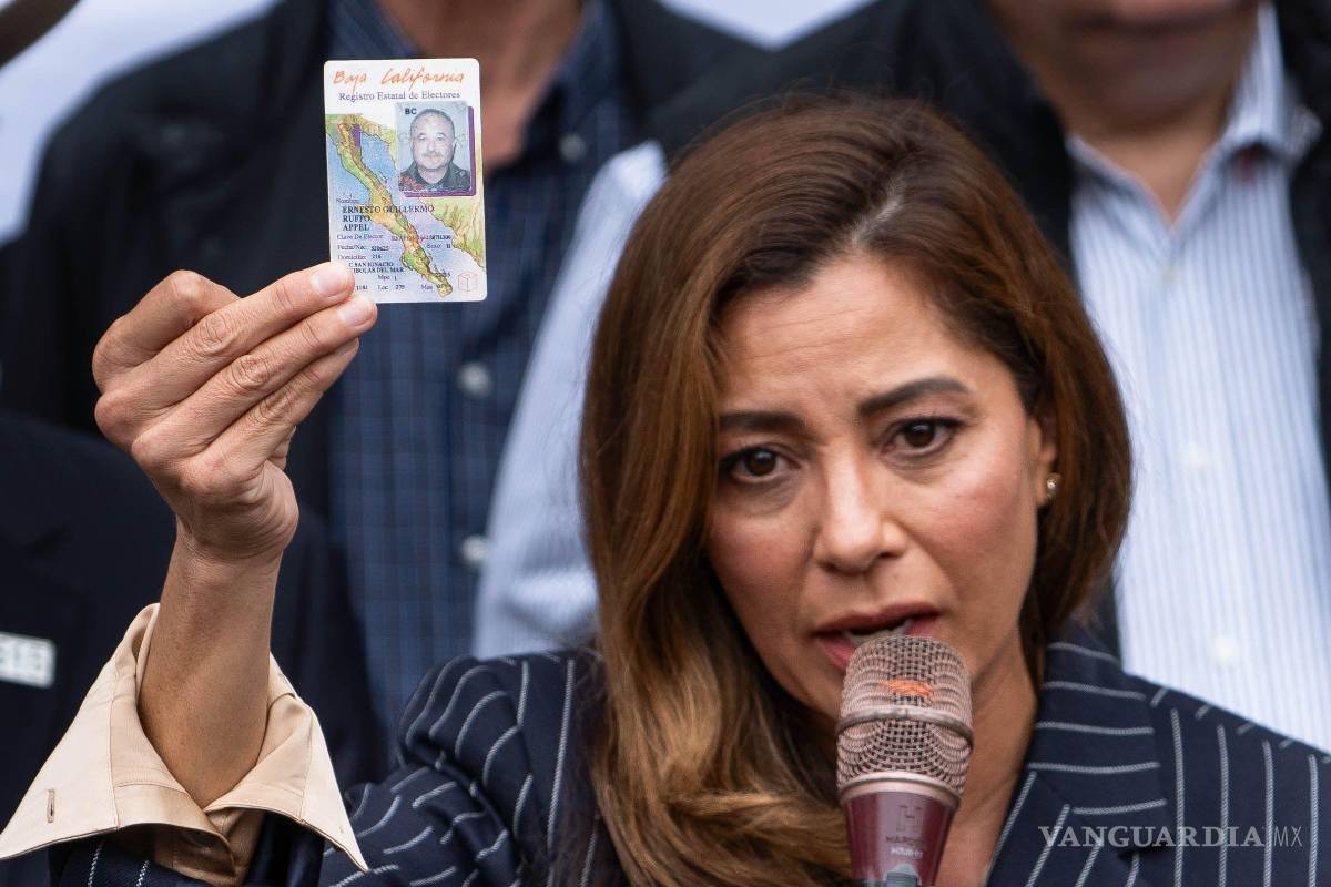 $!CIUDAD DE MÉXICO, 25 AGOSTO 2026. Verónica Ruffo, hija del exgobernador de Baja California Ernesto Ruffo Appel, muestra una credencial de su padre durante la conferencia de prensa en apoyo a su padre, quien fue detenido el pasado 16 de julio en Ensenada y es acusado por la Fiscalía General de la República de delincuencia organizada y contrabando de combustible.