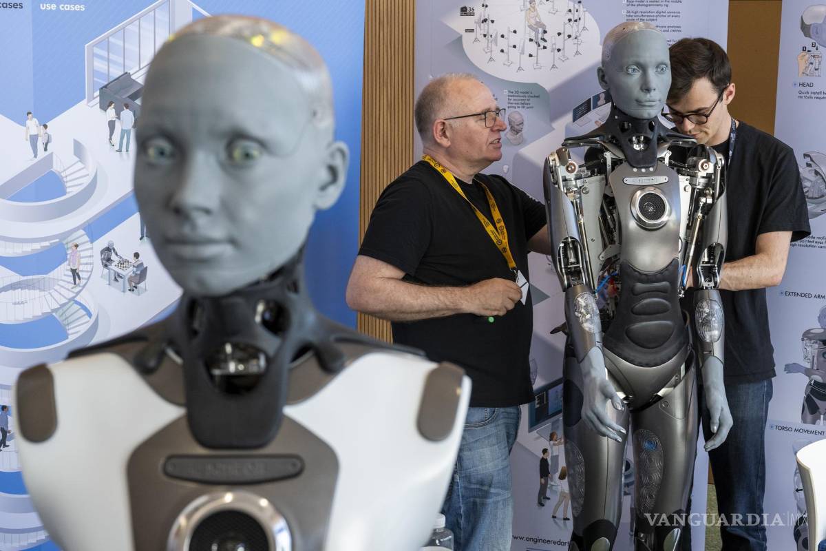$!El robot humanoide Ameca durante la Cumbre Global AI for Good en Ginebra,