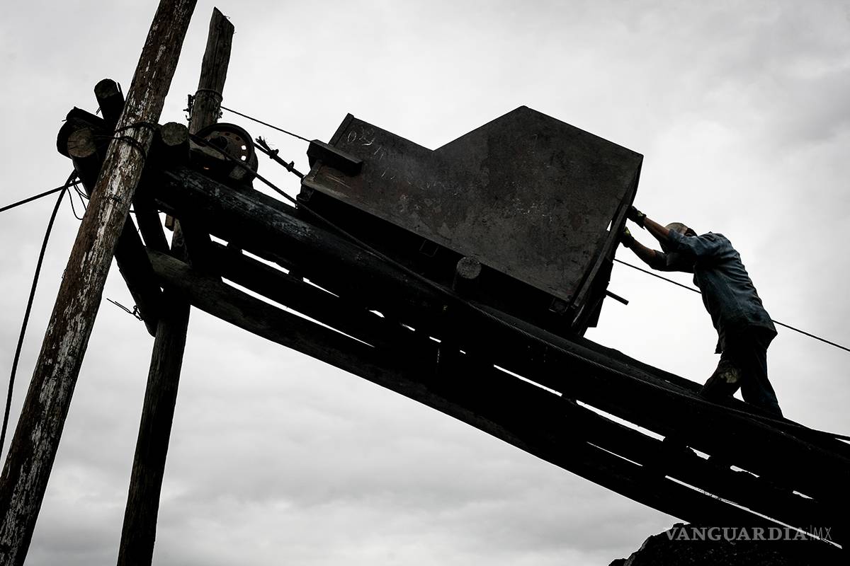 $!Los mineros y su lucha contra el vaho del diablo (gas metano)