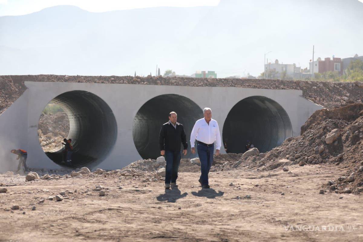 $!Fraustro inspeccionó la obra que une a las colonias Colinas de San Lorenzo y Lomas del Refugio.