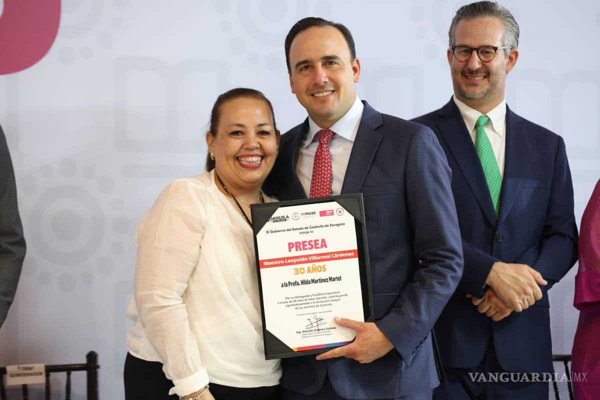 $!Maestros de distintas regiones del estado recibieron preseas por su entrega a la enseñanza durante décadas, en una ceremonia que reconoció su impacto en la formación de generaciones.