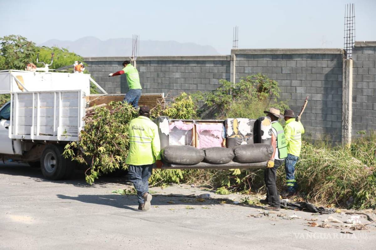 $!También se efectuó una jornada de limpieza y deshierbe en un arroyo de la colonia Amistad.