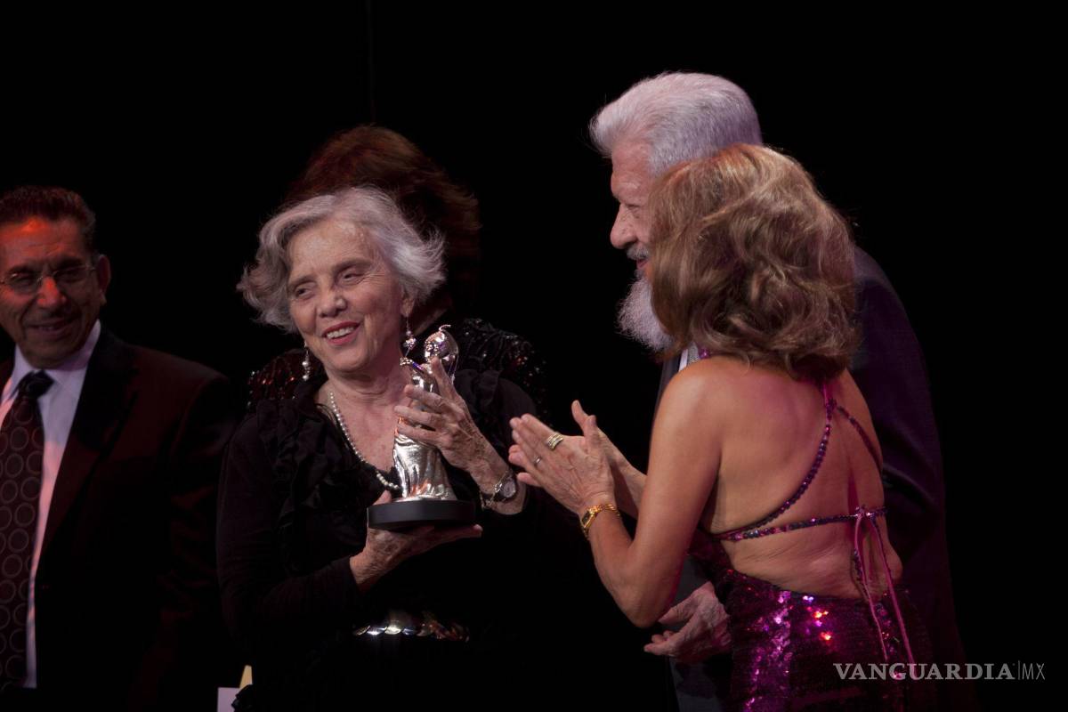 $!30MAYO2012.- La crotalista, Sonia Amelio el premio Sonia Amelio a los más destacado de la vida cultural en el país a Elena Poniatowska.