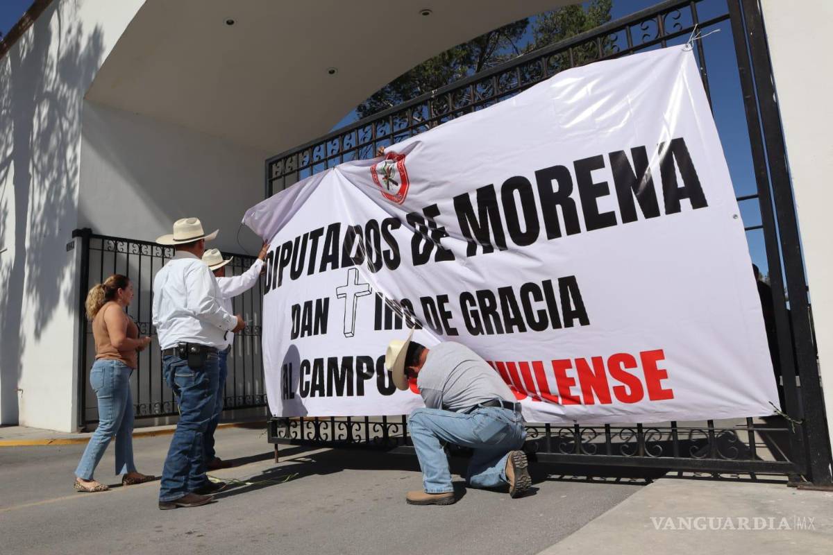 $!Los manifestantes que aseguran representar a 60 mil campesinos en todo el estado