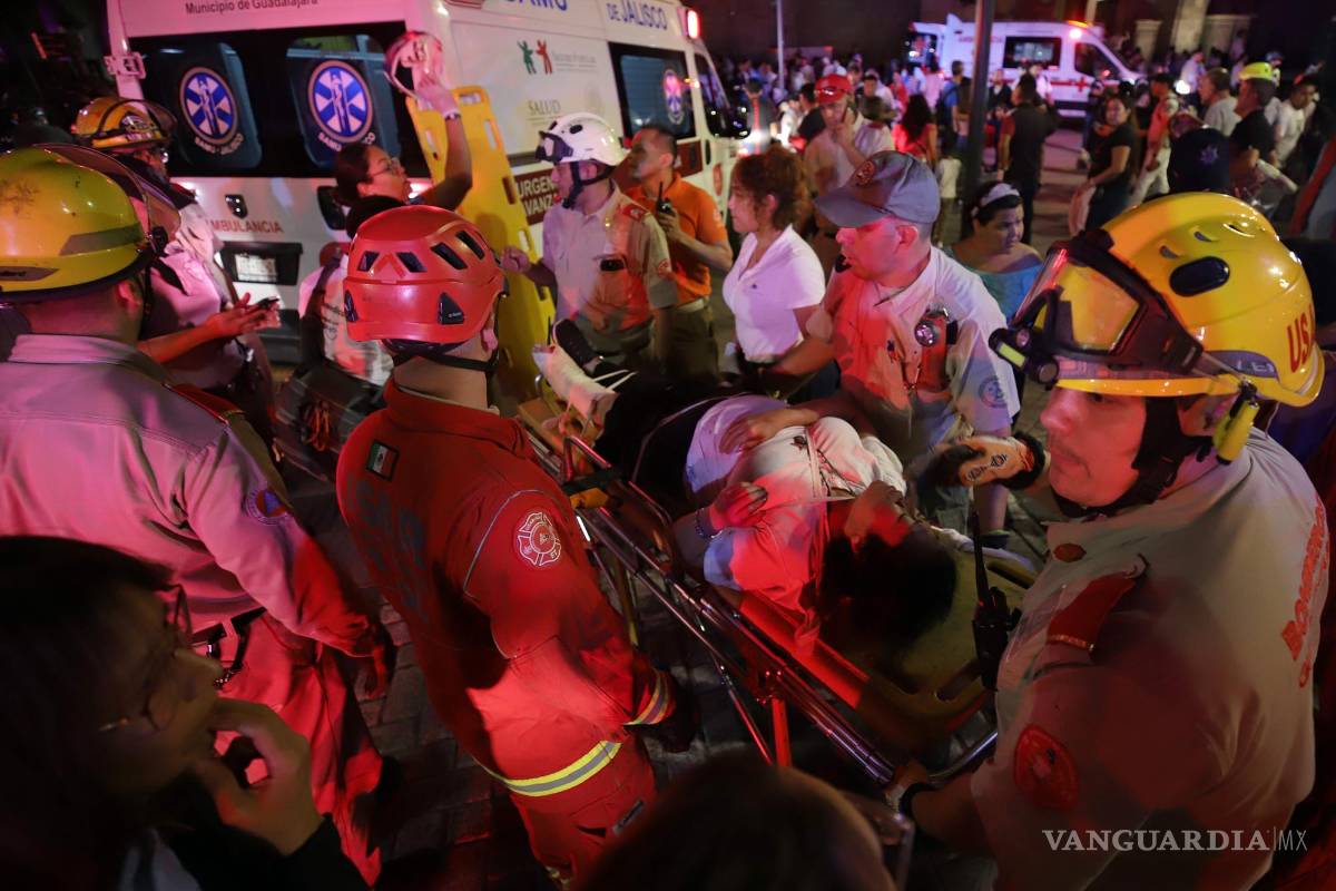 $!Servicios médicos asisten a personas que fueron atropelladas, este sábado en Guadalajara.