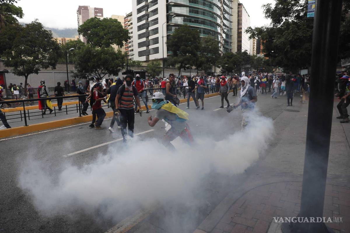 $!Con gas lacrimógeno policía dispersa a manifestantes opositores en Venezuela