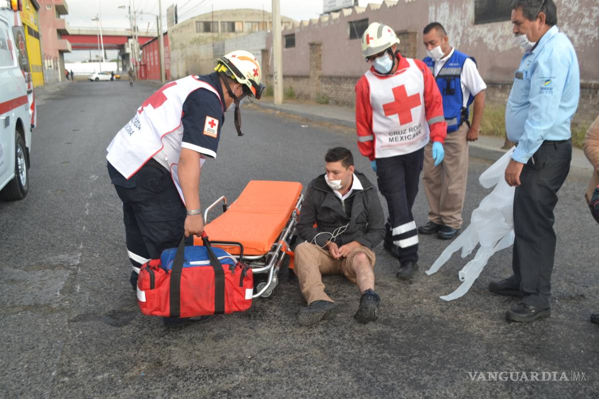Le falla cálculo y derrapa en moto en calles de Saltillo
