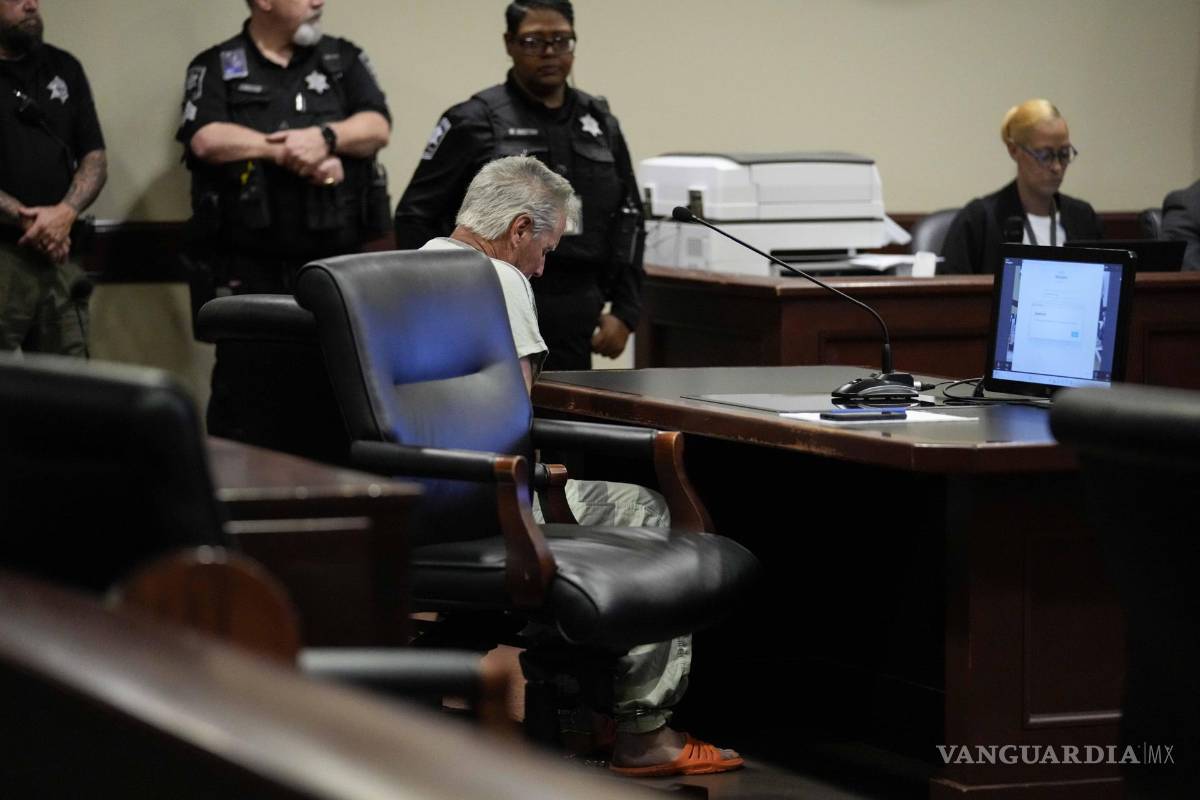 $!Colin Gray, el padre de Colt Gray, tirador de la escuela secundaria Apalachee, ingresa al juzgado del condado de Barrow para su primera comparecencia.