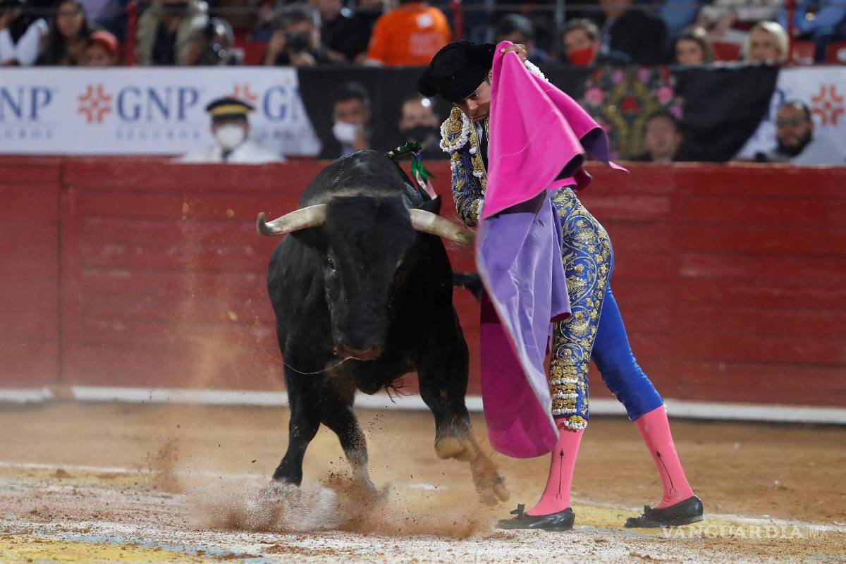 $!El torero mexicano Sergio Flores lidia su primer toro “Don Raúl” de 512 kg, durante la corrida nocturna de la temporada grande de Las Luces, en la reapertura de la Plaza de Toros México en Ciudad de México. EFE/Mario Guzmán