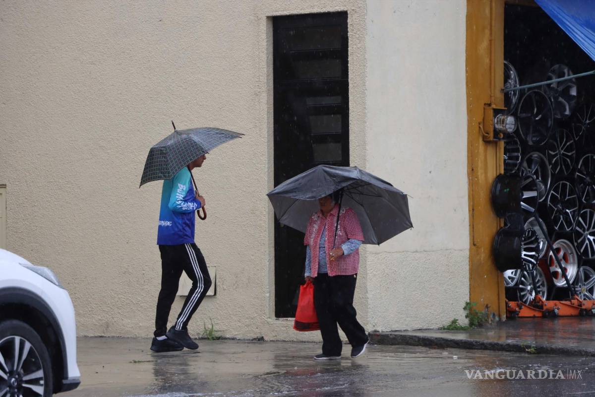 $!Algunos saltillenses se animaron a salir, a pesar de las fuertes lluvias reportadas en el día.