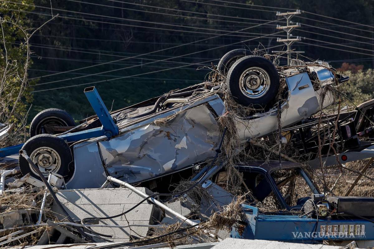 $!Un vehículo destruido de V J’s Auto Service, un taller de mantenimiento de vehículos de 40 años de antigüedad, en el River Arts District, en Asheville.