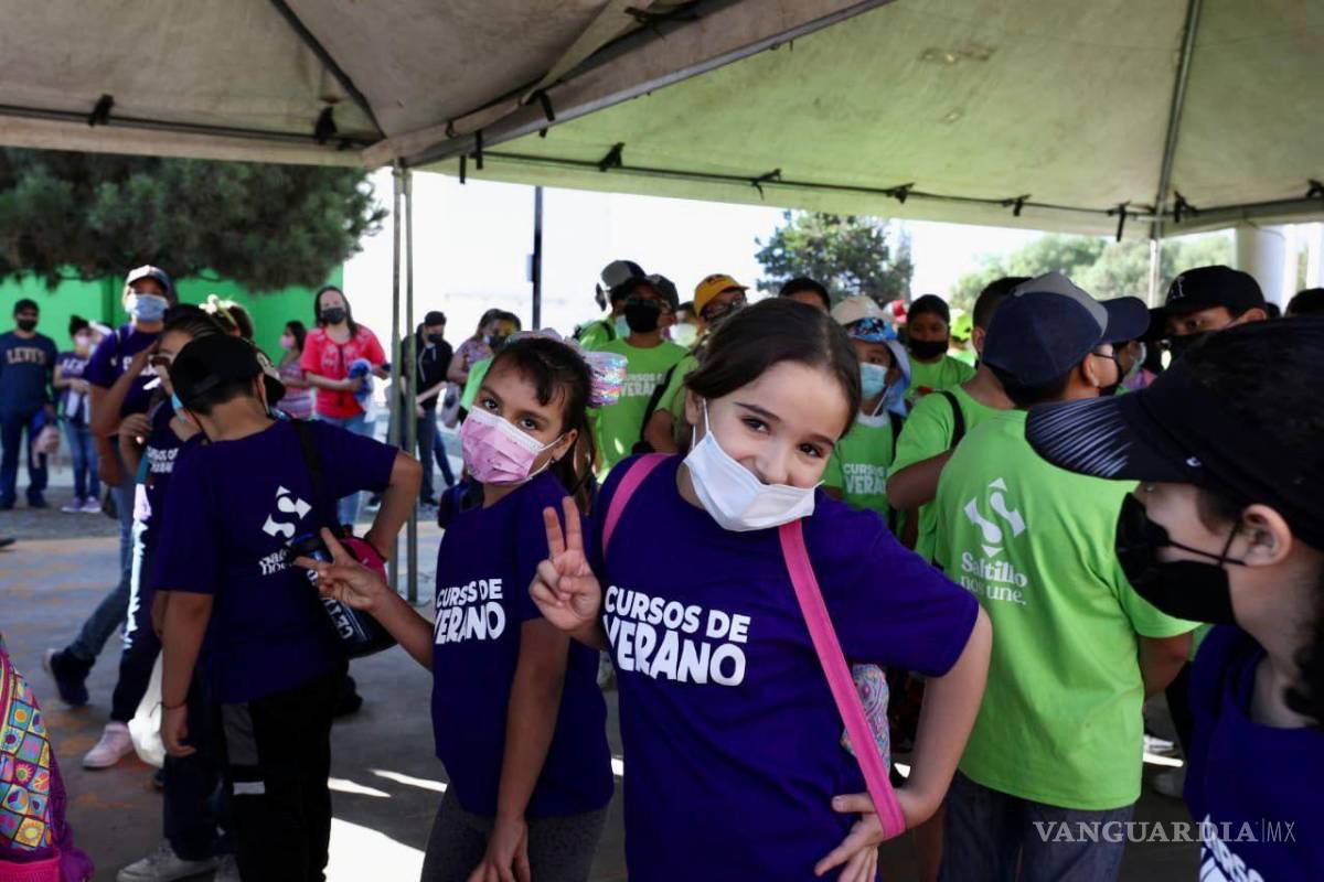 $!A nombre de las niñas y niños, Sofía López Monsiváis agradeció al alcalde Chema Fraustro por hacer posibles los Cursos de Verano.