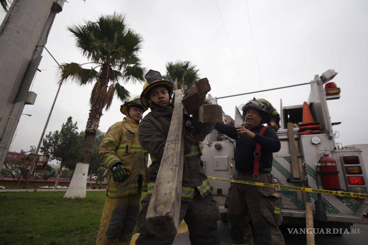 $!Personal de Bomberos descombró la zona.