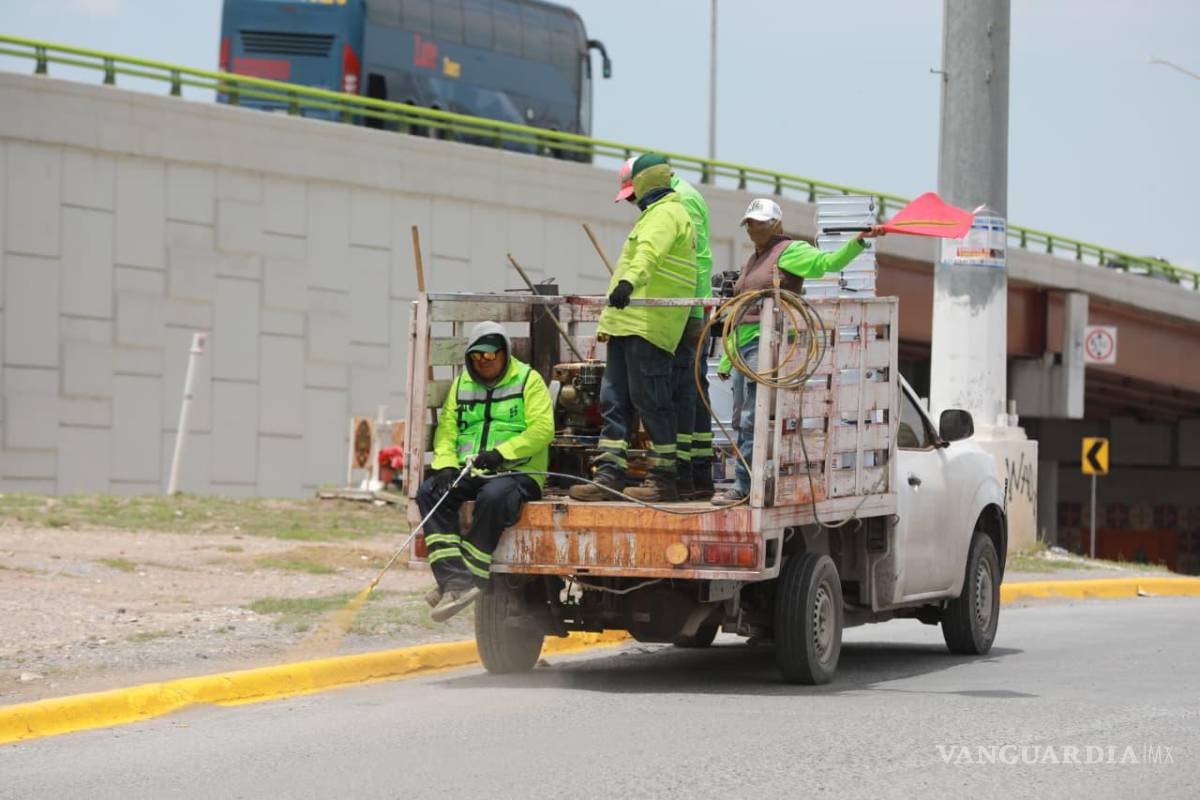 $!Los trabajos en el distribuidor vial El Sarape incluyen pintura de carriles, desazolve y mantenimiento para fortalecer la seguridad vial.
