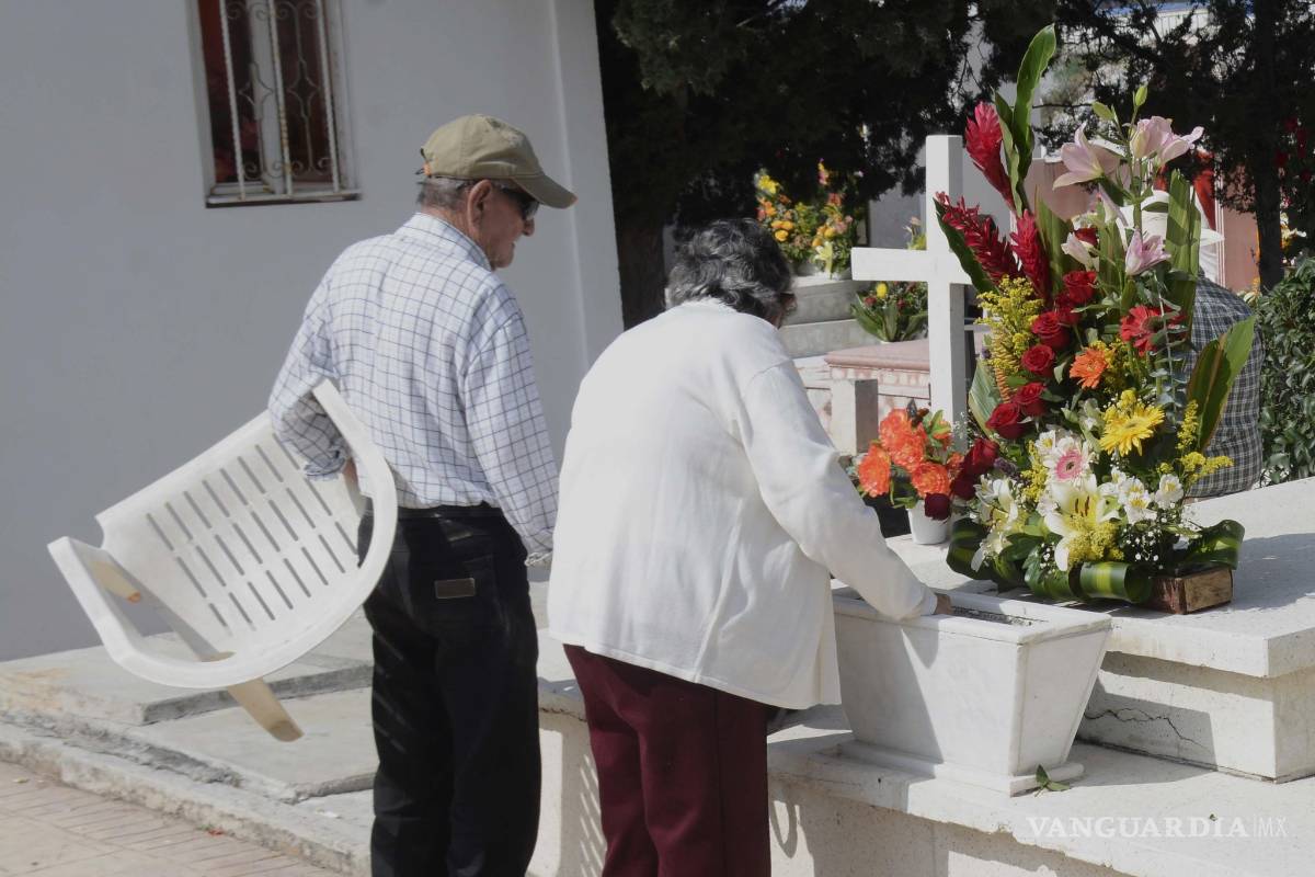 $!En el Día de Muertos, ellos no olvidan ni dejan solos a sus seres queridos [FOTOS]