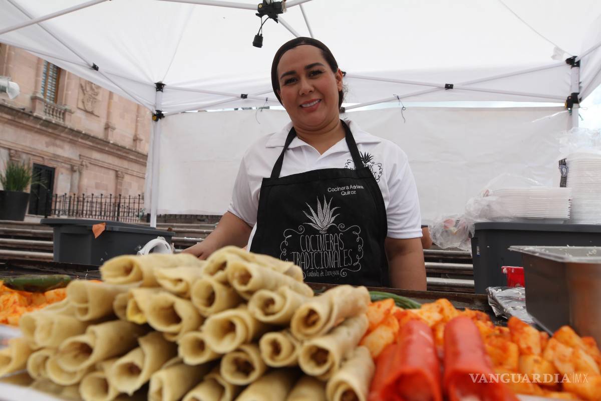 $!Las Cocineras Tradicionales ofrecieron platillos típicos que conquistaron paladares en la Plaza Nueva Tlaxcala.