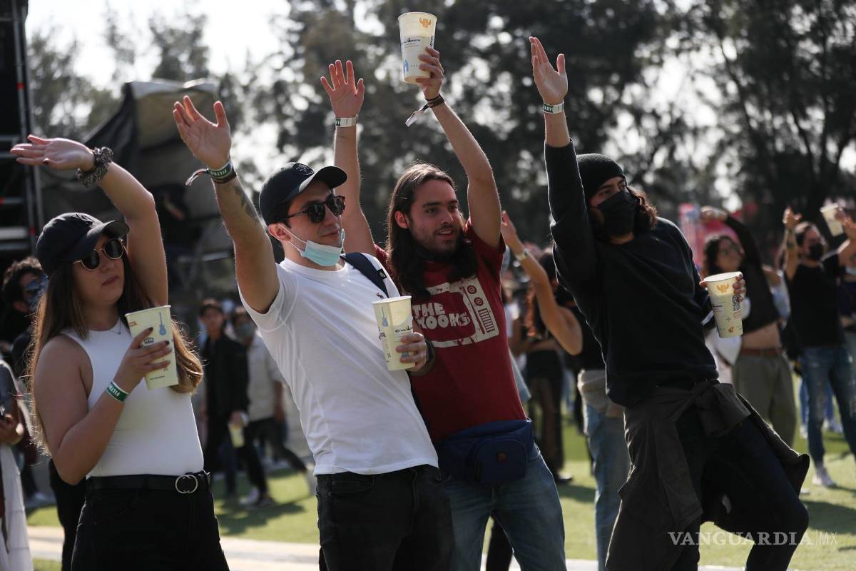 Olvidan el cubrebocas y la sana distancia para disfrutar del Corona Capital