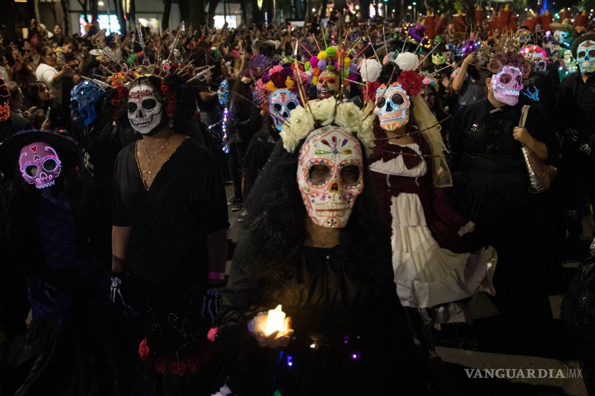 $!Con la participación de cientos de personas caracterizadas del personaje creado por José Guadalupe Posada, la noche se llenó de música y baile.