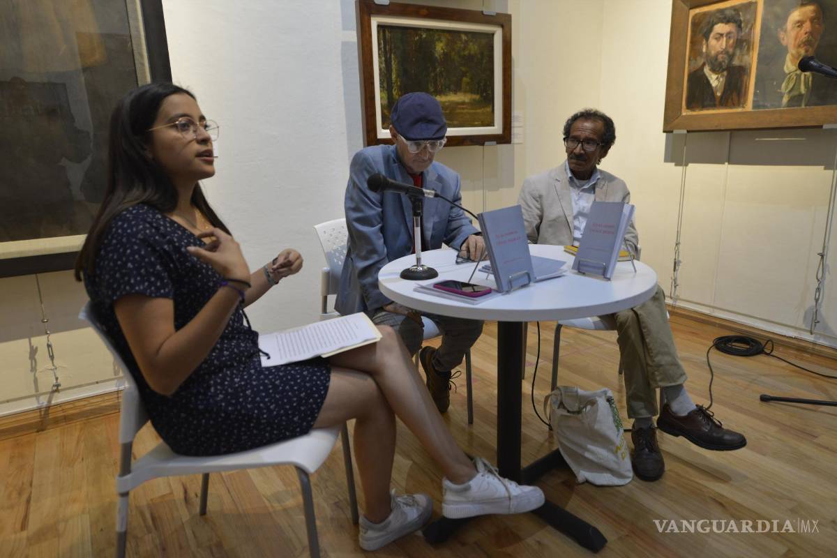 $!El maestro Armando Meza, Javier Treviño y Fernanda Reséndiz, egresada de Letras Españolas, presentaron “En el fondo un sol inerte”, poemario póstumo de Alfredo García Valdez / FOTO: OMAR SAUCEDO