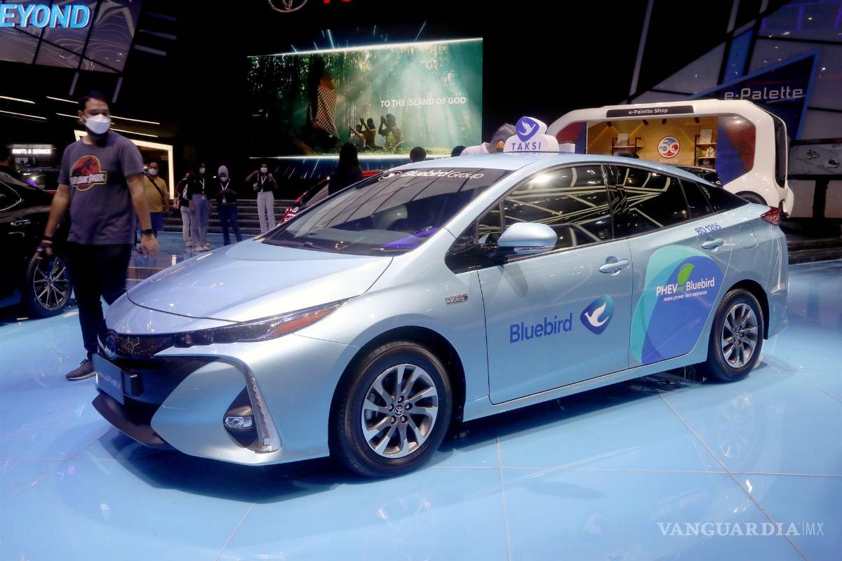 $!Un visitante mira un automóvil eléctrico Toyota Prius pedido por Bluebird Group como un taxi durante el Salón Internacional del Automóvil de Indonesia Gaikindo 2021 en Tanggerang, Banten, Indonesia. EFE/EPA/Bagus Indahono