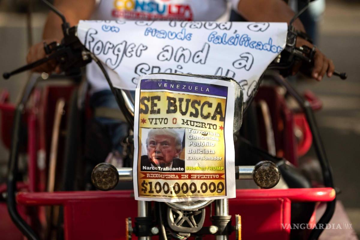 $!Un cartel con la imagen de Donald Trump, durante una caravana de motociclistas en Caracas, Venezuela