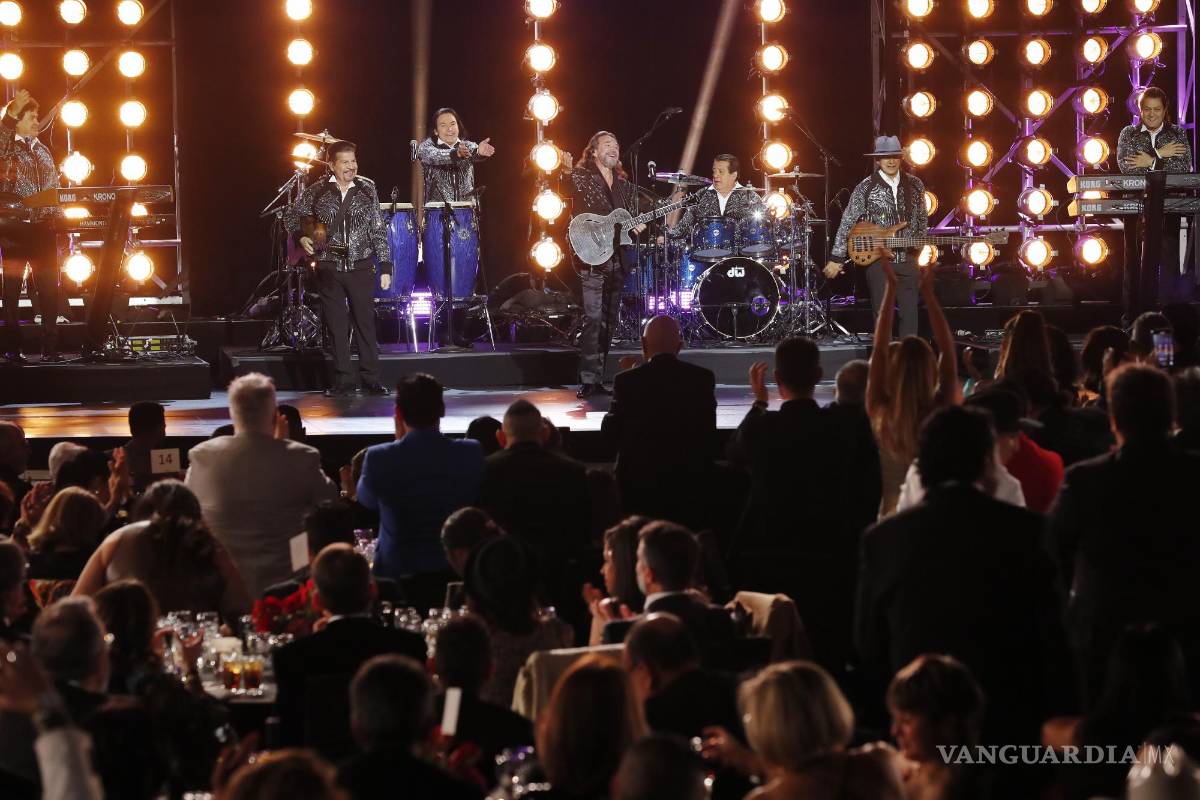 $!Marco Antonio Solís se presenta durante el evento Persona del Año de la Academia Latina de la Grabación en el Michelob Ultra Arena en el Mandalay Bay.