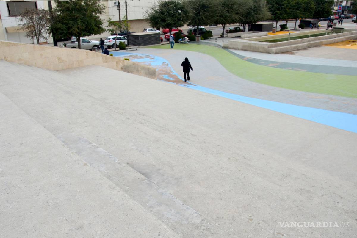 $!Remozan y eliminan graffiti de la Plaza Mayor en Torreón