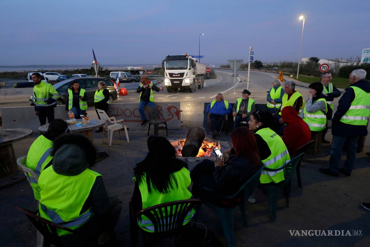 Cede Macron, elimina gasolinazo y aumentos