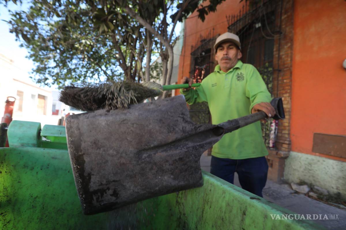 $!Personal del Ayuntamiento retiró basura y maleza del arroyo Los Ojitos para prevenir riesgos sanitarios y mejorar el entorno urbano.