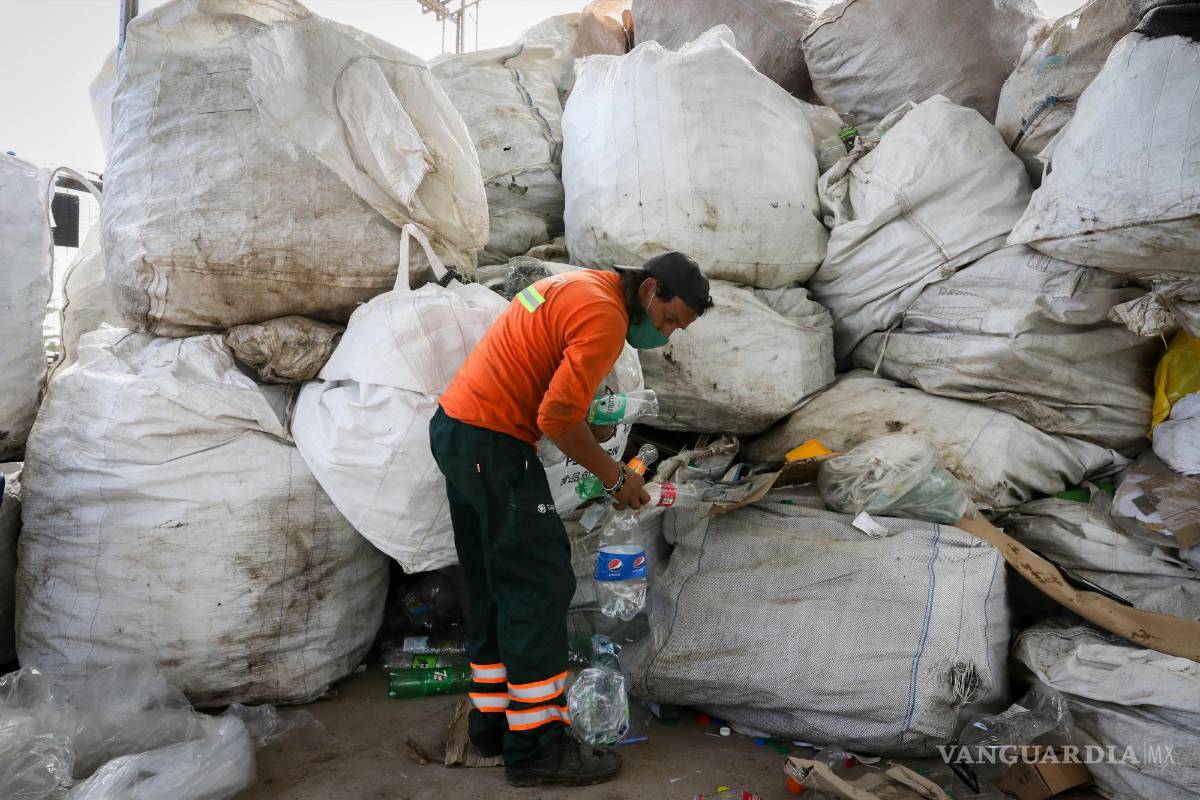 $!Un trabajador selecciona plásticos para ser empaquetados y reciclados en Montevideo, Uruguay.