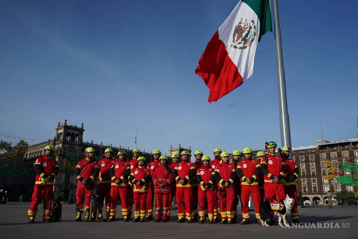 $!19SEPTIEMBRE2026.- Integrantes de la Cruz Roja Mexicana se fotografían tras el izamiento de bandera a media hasta, en la plancha del Zócalo capitalino, en memoria de las víctimas de los sismos del 19 de septiembre de 1985 y 2017. FOTO: GALO CAÑAS/CUARTOSCURO.COM