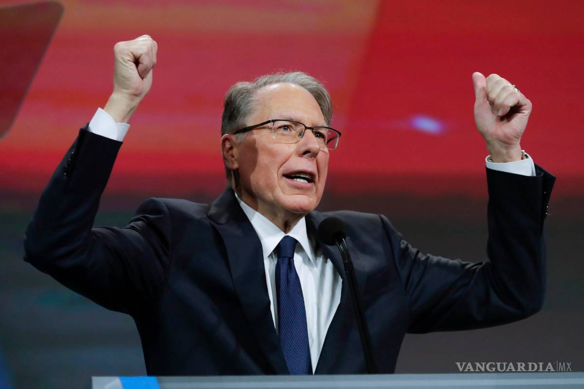 Envuelto en escándalos, Wayne LaPierre jefe de la NRA elude debate sobre control de armas