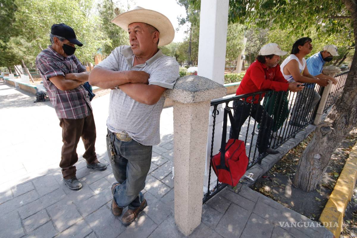 Albañiles, plomeros y chalanes ofrecen su trabajo en la Plaza de la Madre de Saltillo